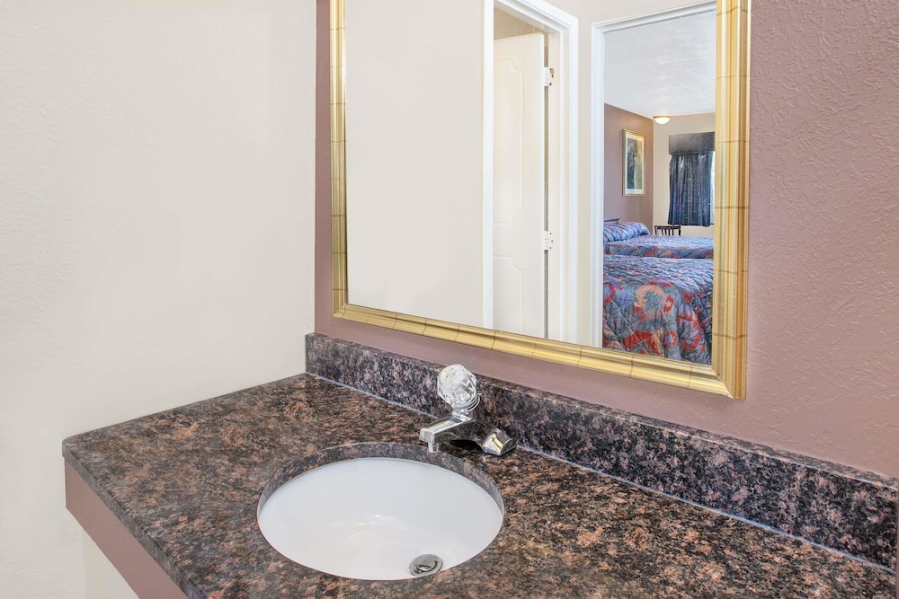 Knights Inn Grand Blanc - photo 17
