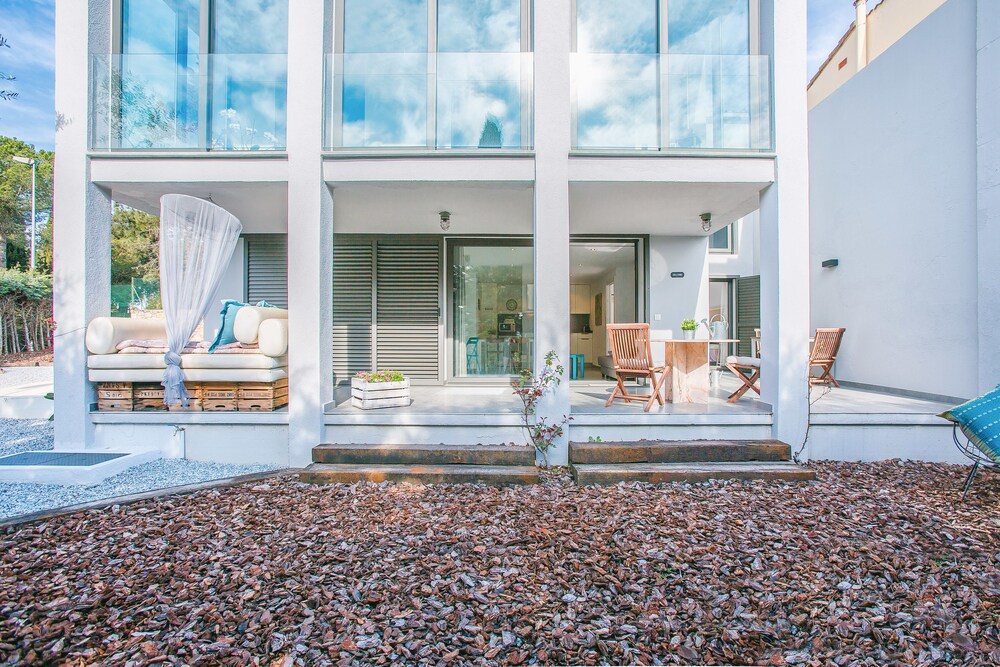 Flateli Montjuïc — 4-Star Luxury Hotel in Girona, Spain