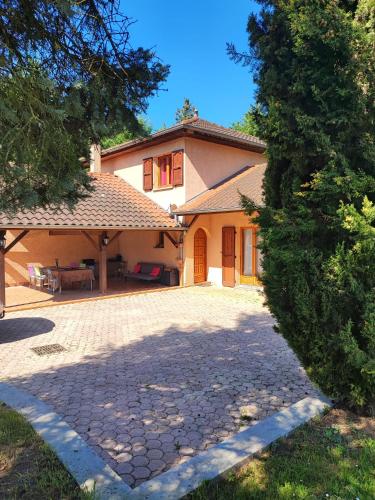 Les Charmettes in Saint-Chef, France