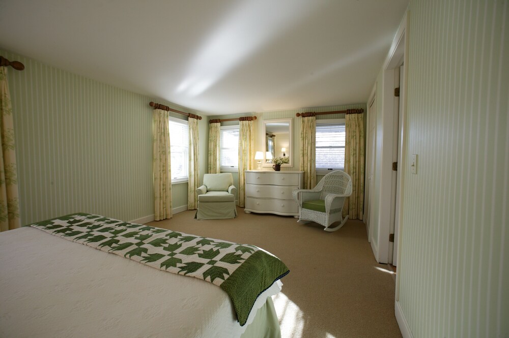 Menemsha Inn - photo 8