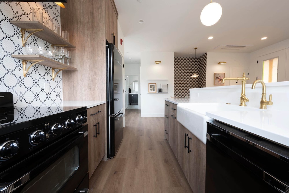 Cottages at Worthington Gallery — 4-Star Luxury Hotel in Springdale, United States