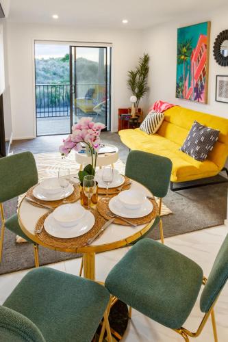 Beachfront 2BR Retreat with Stunning Views — 4-Star Luxury Hotel in Christchurch, New Zealand