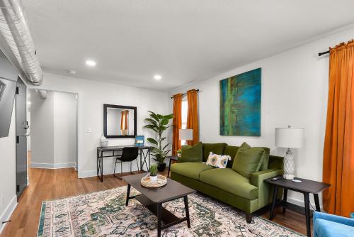 Retro Glam: Colorful Mid Century Haven Apt 2 — 4-Star Luxury Hotel in Omaha, United States