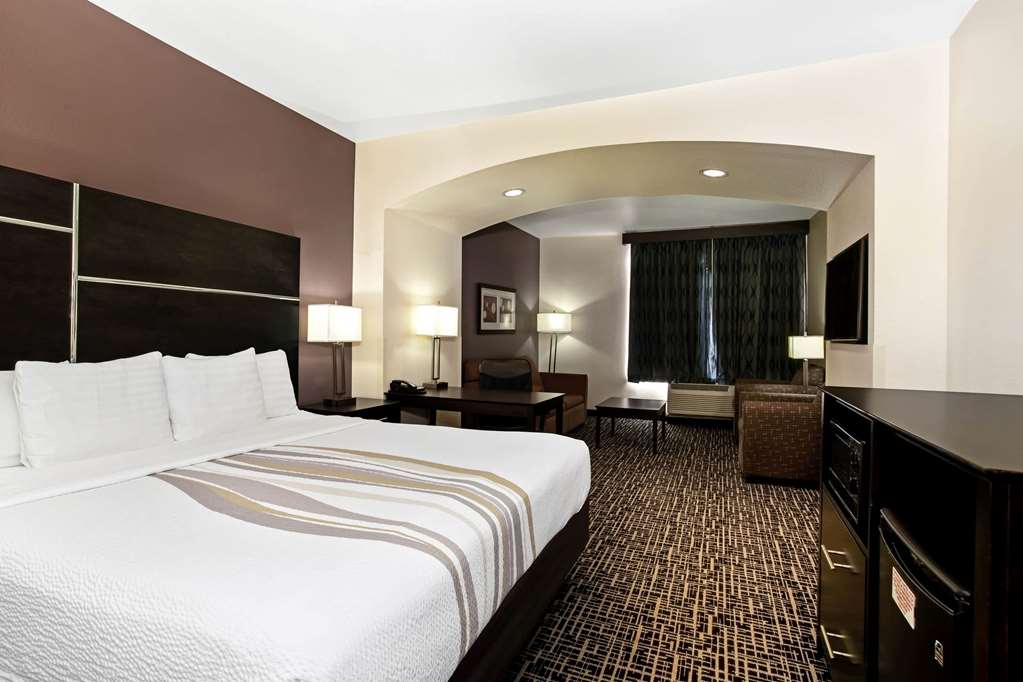 La Quinta Inn & Suites by Wyndham Denver Gateway Park - photo 27