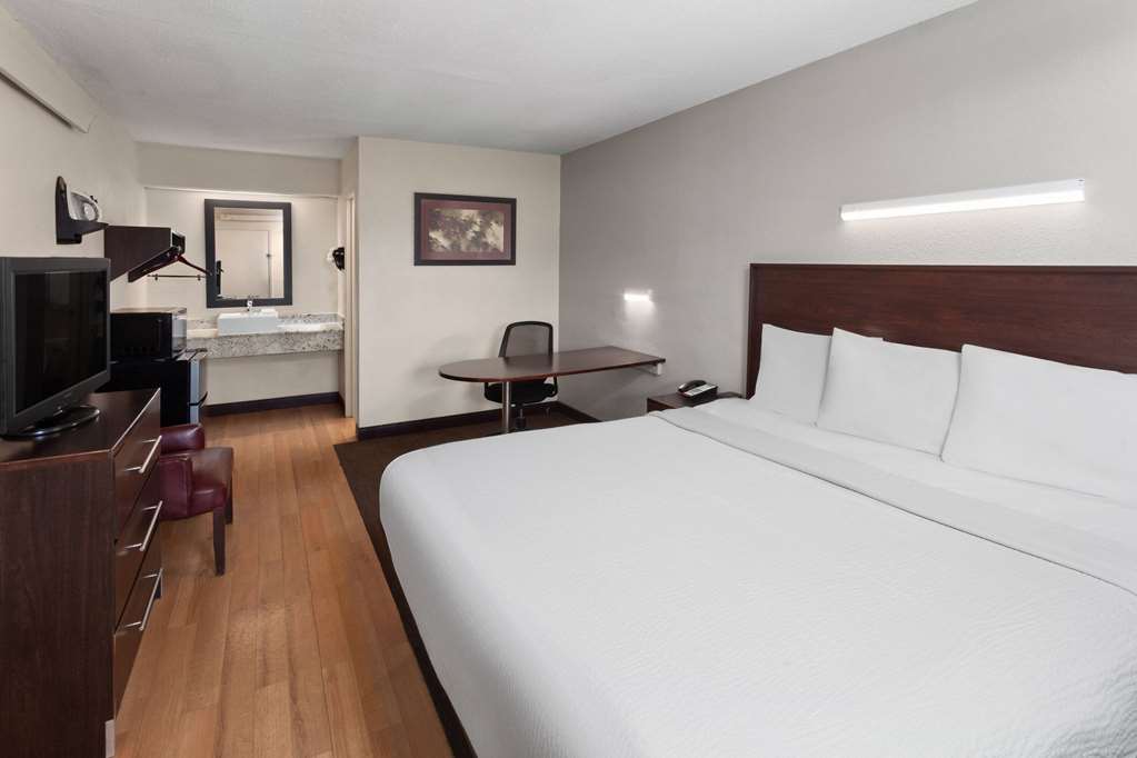 Travelodge by Wyndham Peoria - photo 17