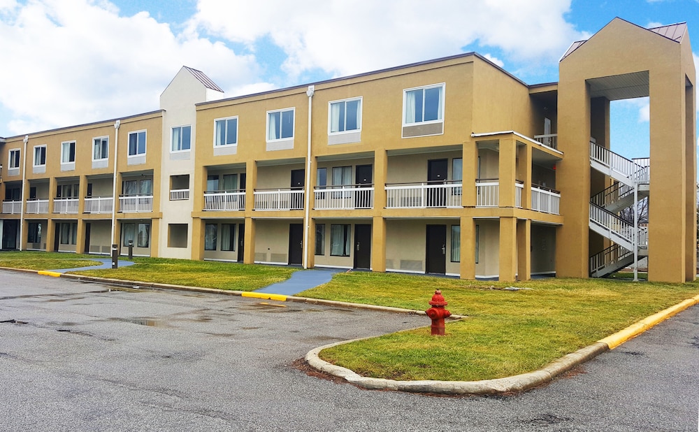 Howard Johnson Inn Cleveland Airport - photo 17