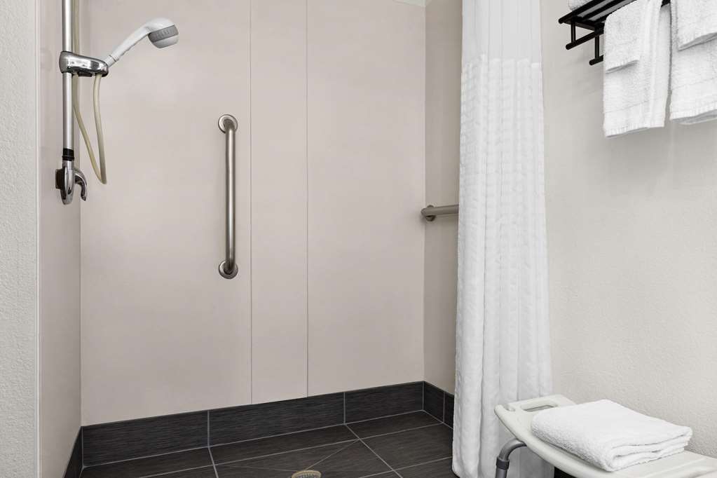 La Quinta Inn & Suites by Wyndham Cleveland Airport West - photo 26
