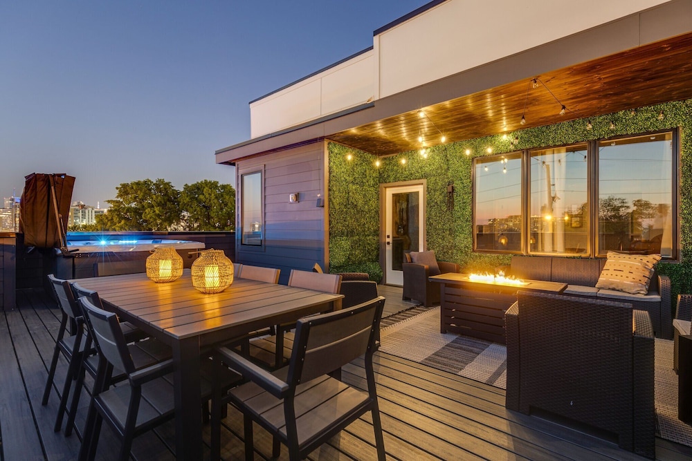 Downtown Dolly Heart of Gulch Rooftop Hot Tub in Nashville, United States