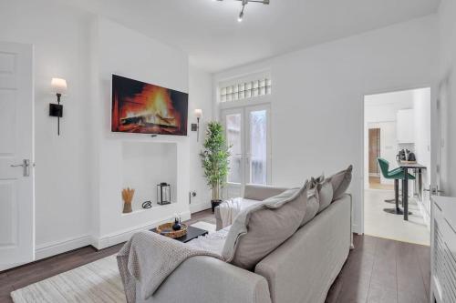 Cozy Nook Hot Tub Sleeps 8 Free Parking Netflix in Leicester, United Kingdom