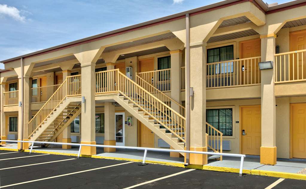 Super 8 by Wyndham Palestine - photo 4