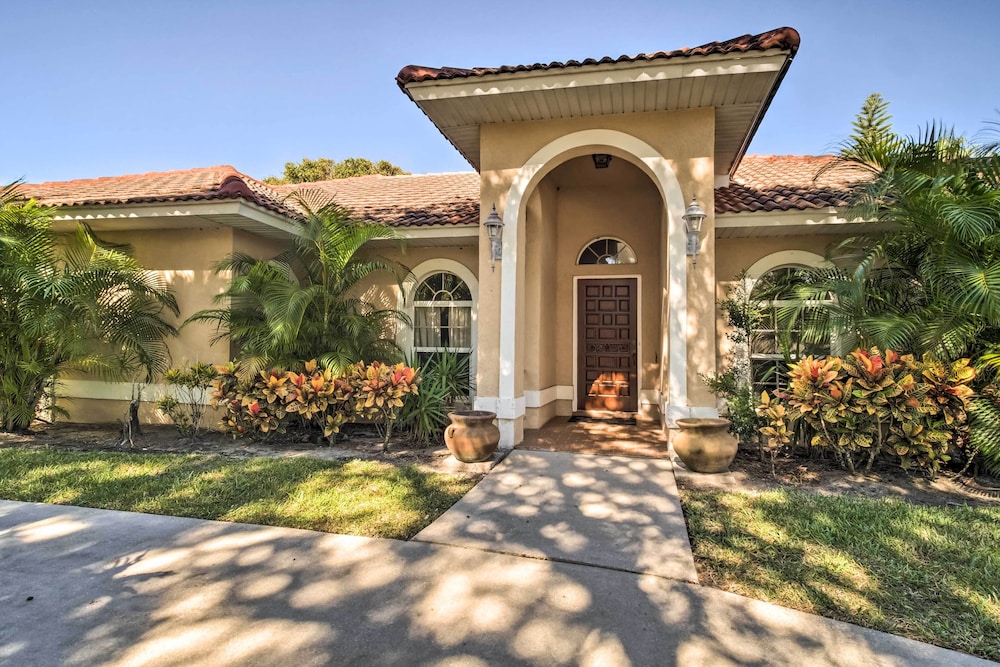 Pet Friendly Home in Vero Beach 1 Mi to Beach — 4-Star Luxury Hotel in Vero Beach, United States