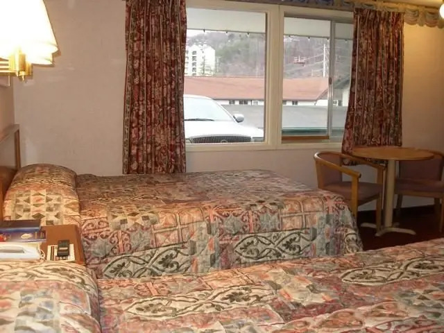 E Z Inn & Suites - photo 15