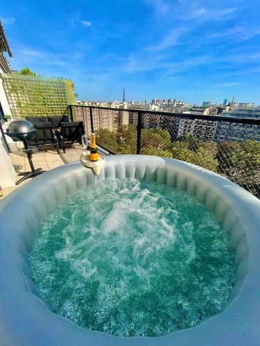 Rooftop Eiffel Tower Full AC - last minute hotel in Paris