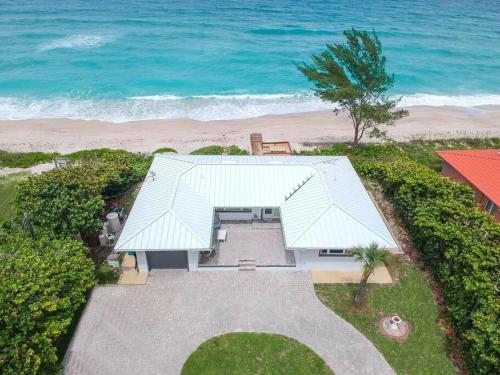 Oceanfront Modern Home with Private Beach — 4-Star Luxury Hotel in Melbourne Beach, United States