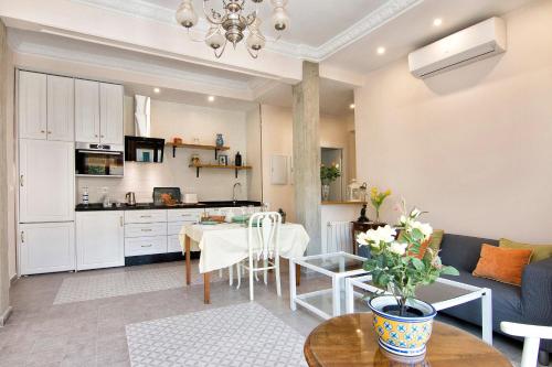 Bright & Elegant City Centre 3 bedroom Apartment — 4-Star Luxury Hotel in Granada, Spain