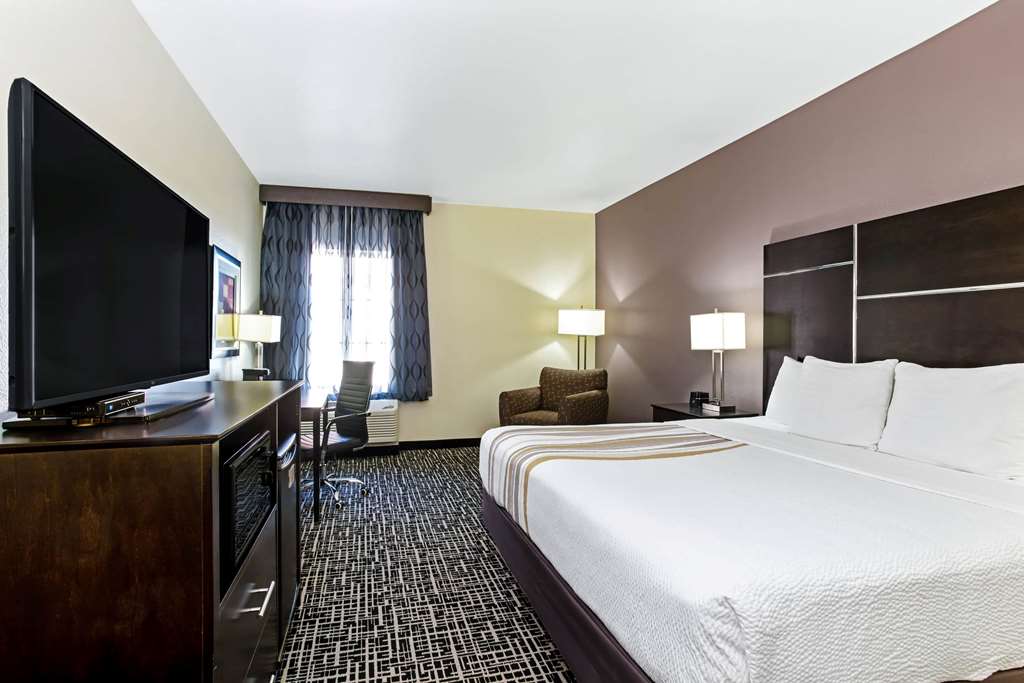 La Quinta Inn & Suites by Wyndham Denver Gateway Park - photo 34