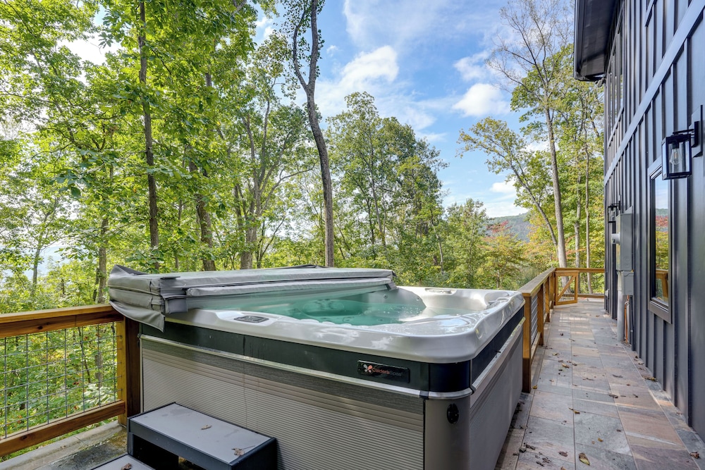 Modern Nellysford Getaway w View: Deck & Fire Pit — hotel in Nellysford