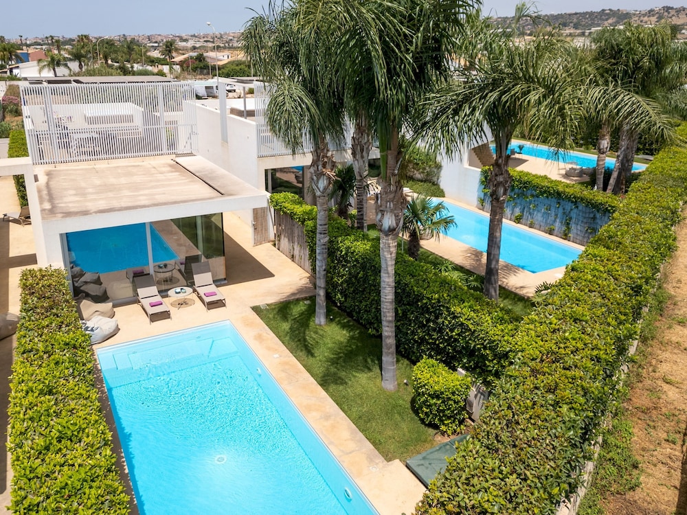 Villa IL Melograno 4 2 Emma Villas — 4-Star Luxury Hotel in Ragusa, Italy