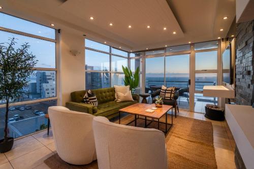 Stylish Sunlit Ocean View Oasis — 4-Star Luxury Hotel in Cape Town, South Africa