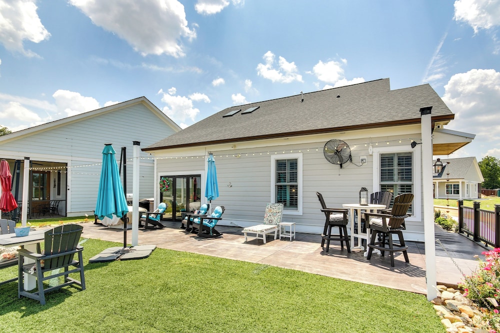 Greenwood Getaway With Furnished Patio And Lake View — Waterloo