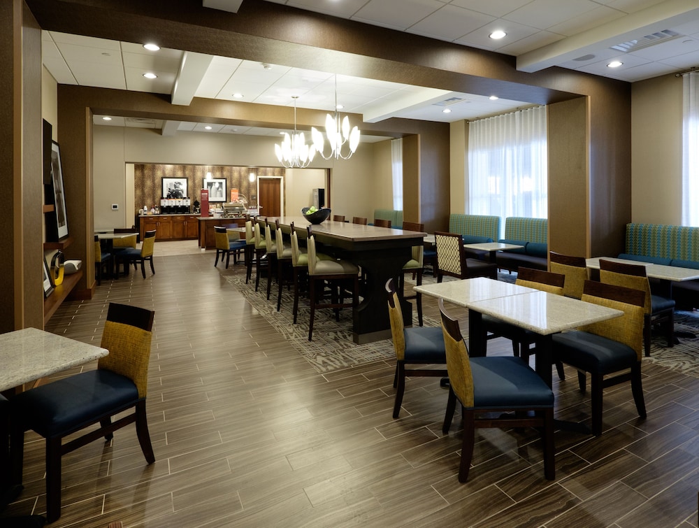 Hampton Inn Green Bay Downtown - photo 52