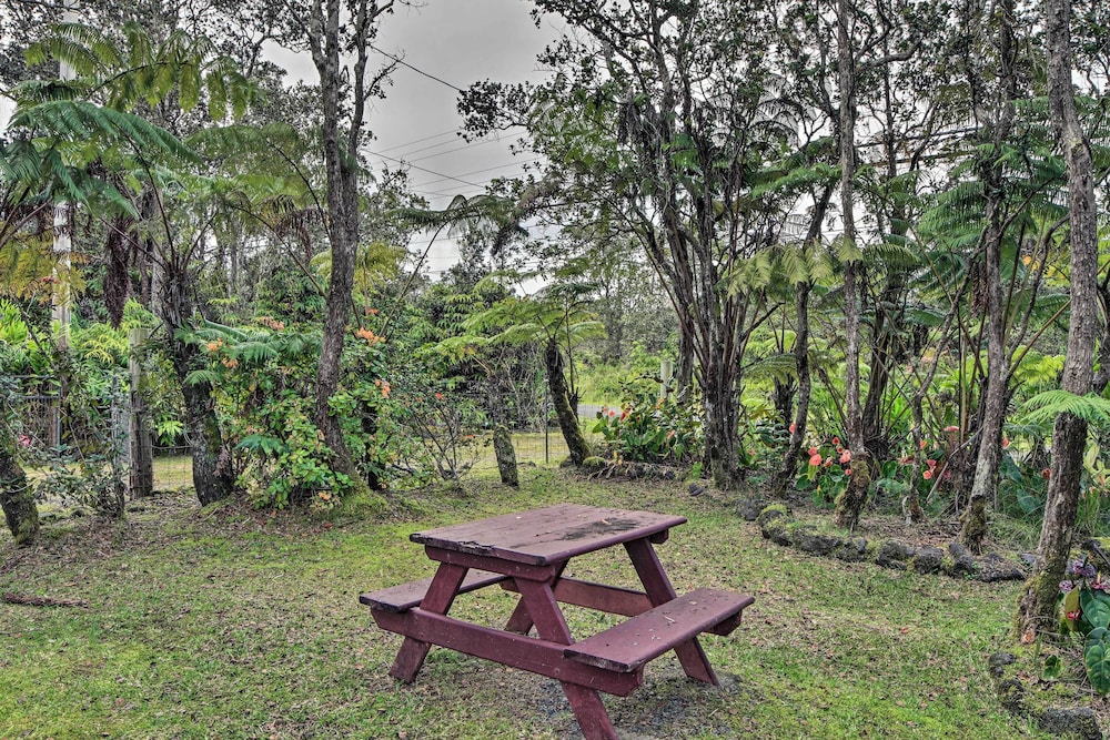 Tropical Volcano Bungalow Less Than 4 Mi to Natl Park — 4-Star Luxury Hotel in Volcano, United States