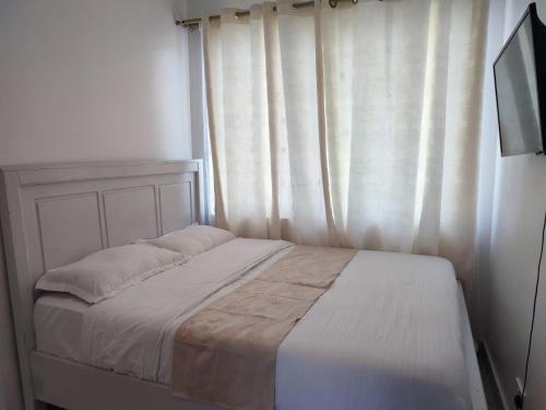 Delightful Studio Racecourse Gardens Apt with pool
