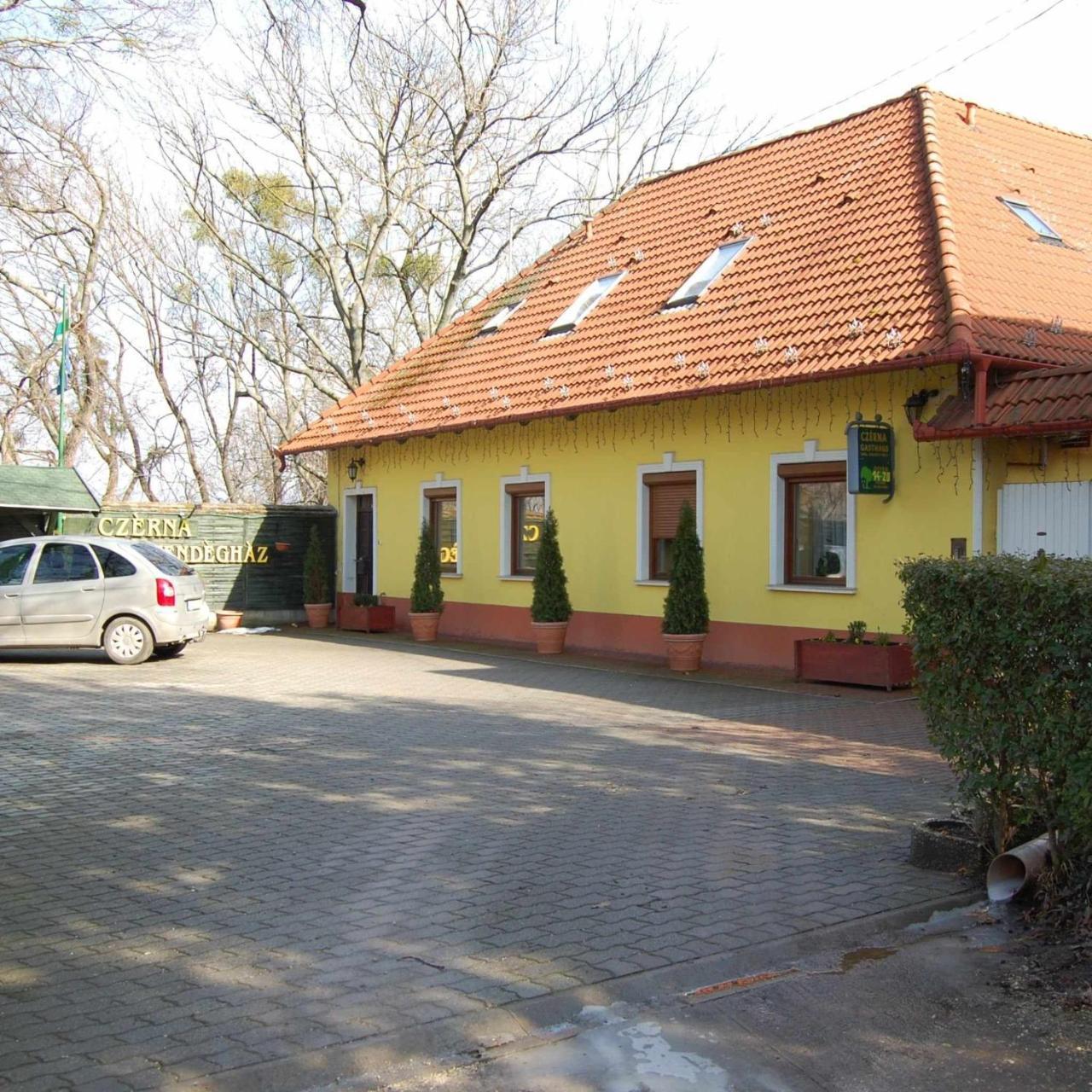 Czerna Vendeghaz - carbon neutral hotel in Tata