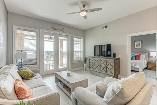 Chic 3BDR for 6 with Pool & Hot Tub Overlooks Marina — hotel in Horseshoe Bay
