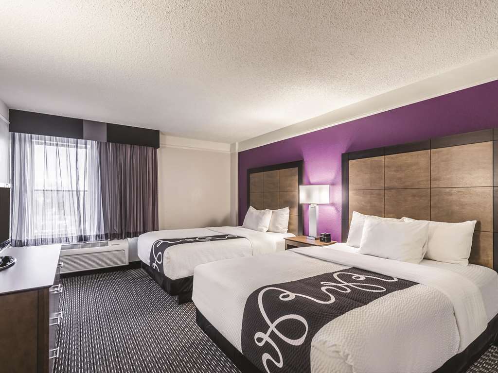 La Quinta Inn & Suites by Wyndham Cincinnati Sharonville - photo 38
