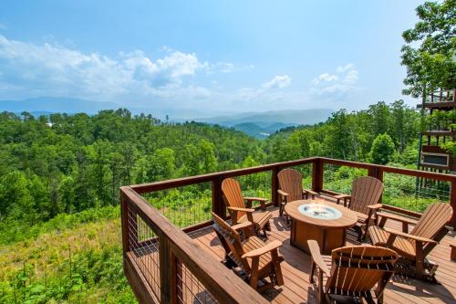 Above It All MTN View Hot Tub Game Theater Room — 4-Star Luxury Hotel in Sevierville, United States