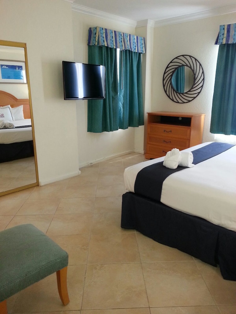 Hollywood Beach Resort two Bedrooms Sleeps 6 - photo 3