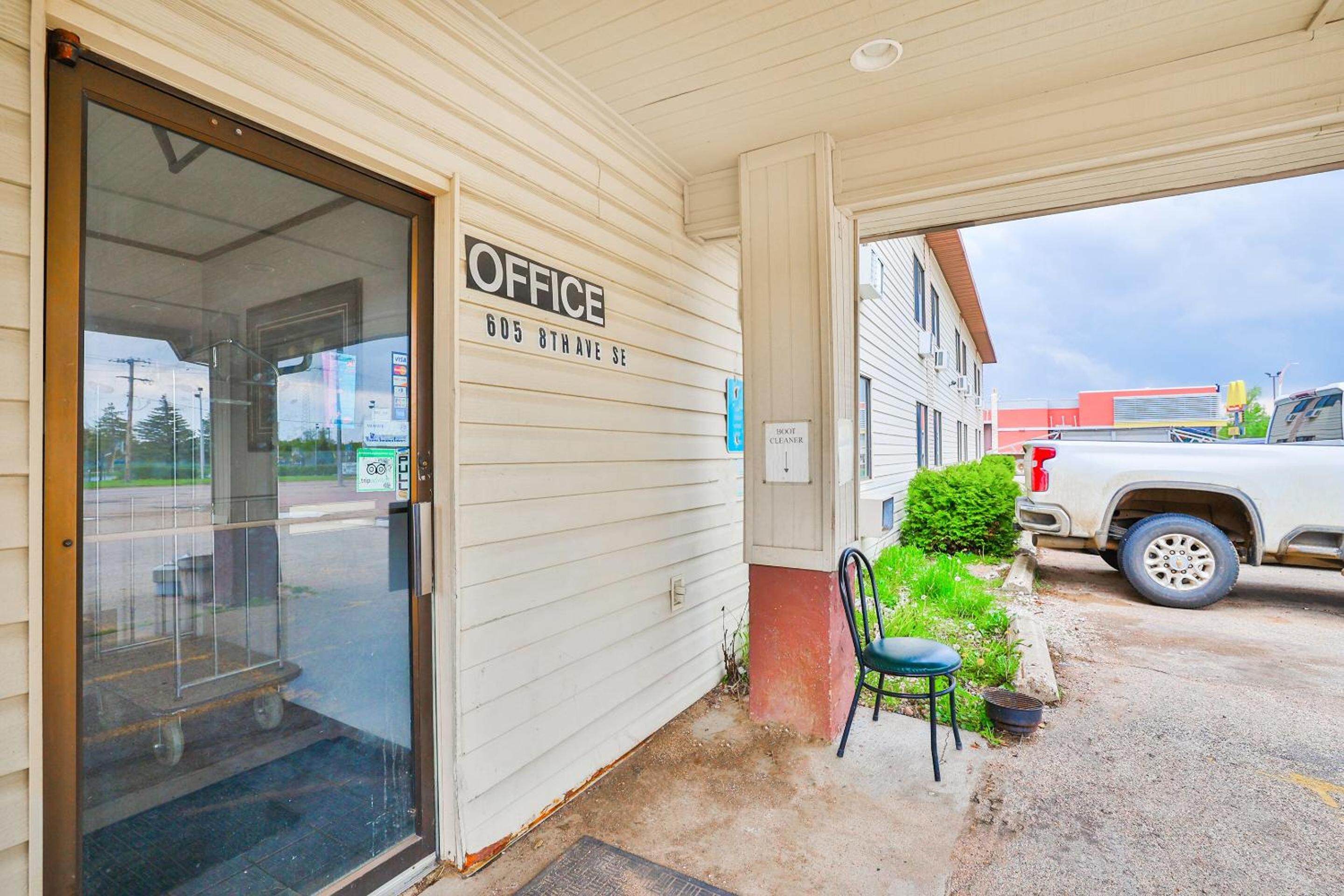 OYO Hotel Pipestone MN Canterbury Park - photo 3