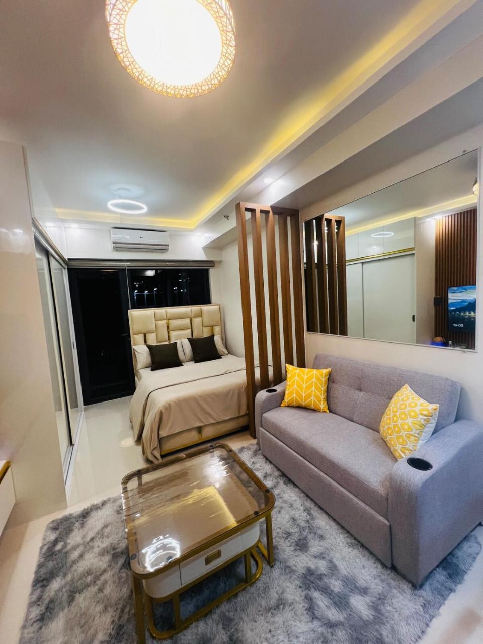 Modern Makati Condo with Balcony & Cityscape Views — 4-Star Luxury Hotel in Makati City, Philippines