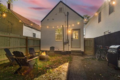 Uptown Haven Walkable Home with Bikes and Firepit near Downtown — 4-Star Luxury Hotel in Evansville, United States