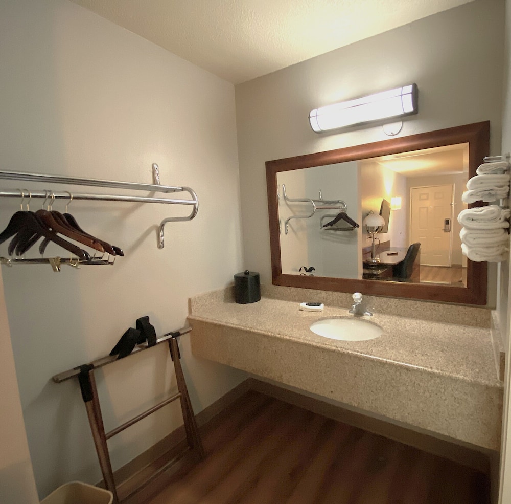 Travelodge by Wyndham San Antonio Lackland AFB North - photo 9