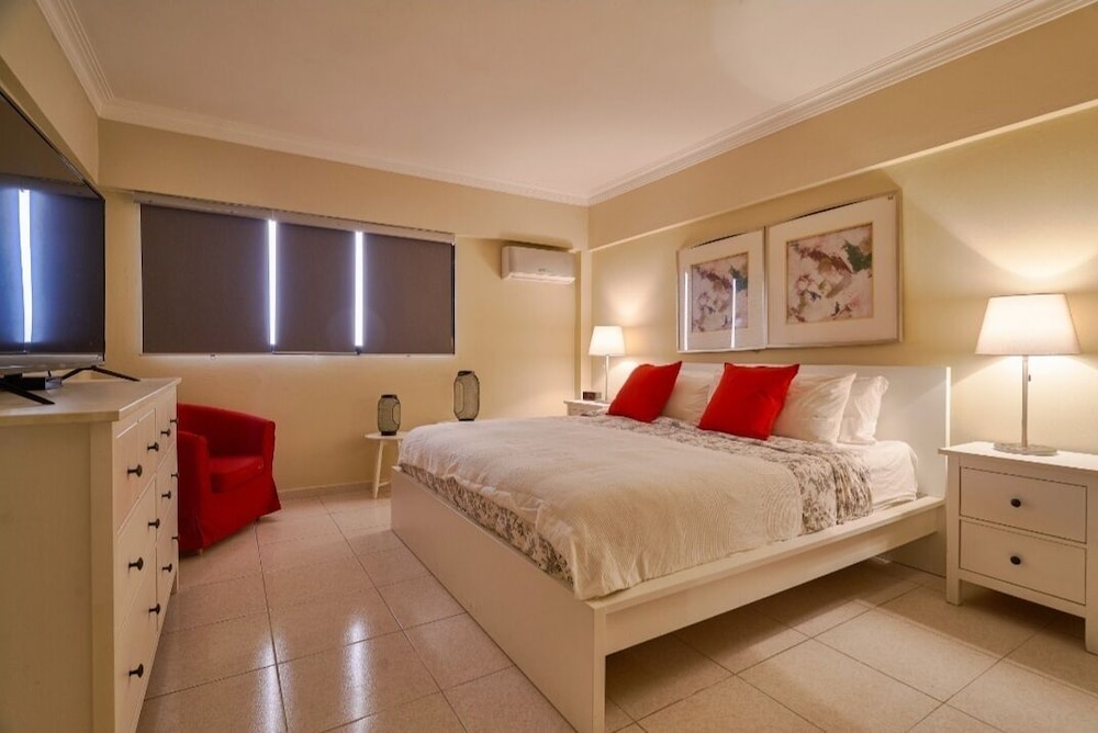 Escape Penthouse near Blue Mall 4BR with Private Rooftop & City Views — 4-Star Luxury Hotel in Santo Domingo, Dominican Republic