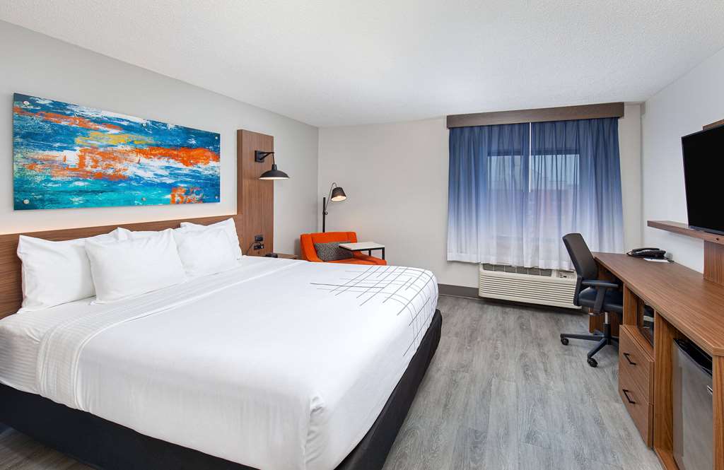 La Quinta Inn & Suites by Wyndham Nashville Airport - photo 14