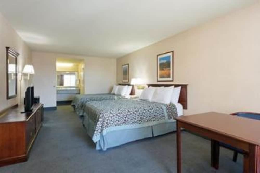 Days Inn by Wyndham Fontana Rialto - photo 3