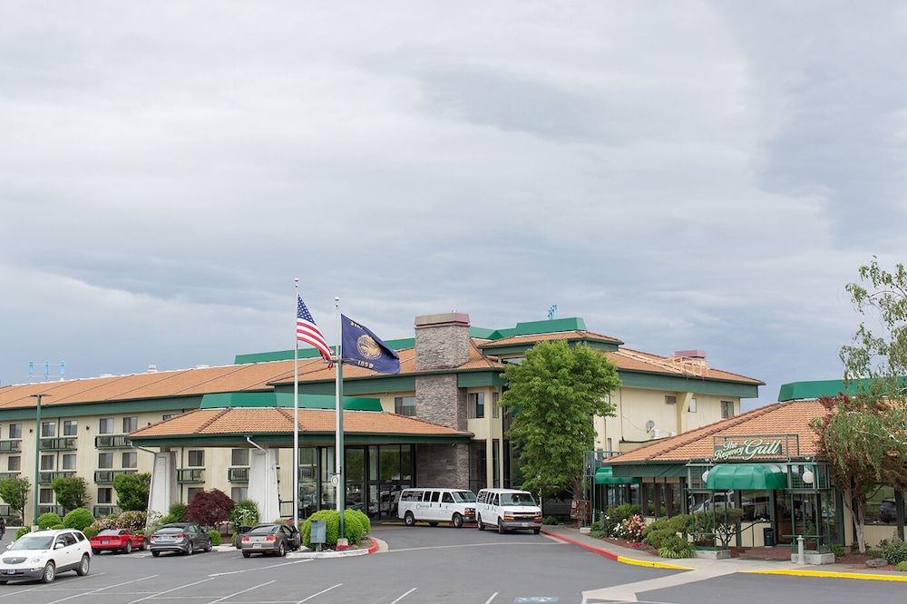 Rogue Regency Inn and Suites - featured photo