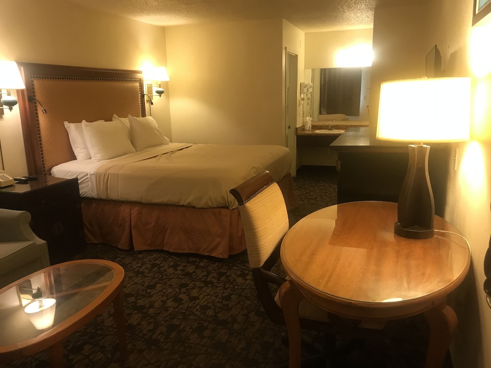 Travelers Inn & Suites - photo 13