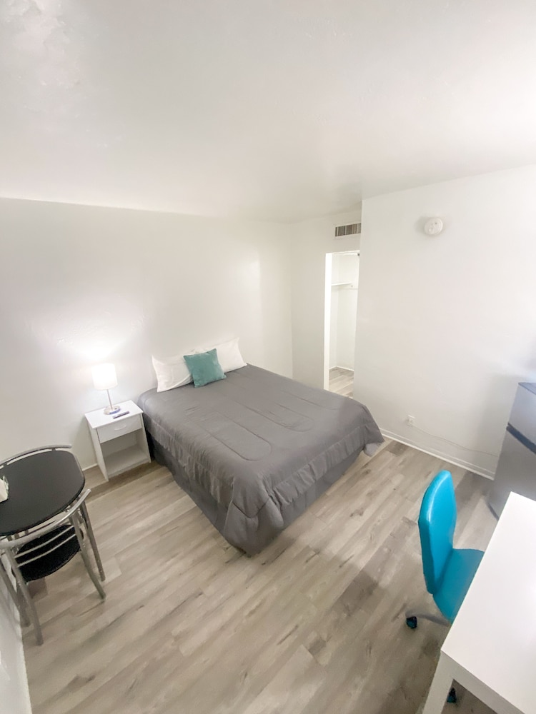 Uptown Inn & Suites - photo 12