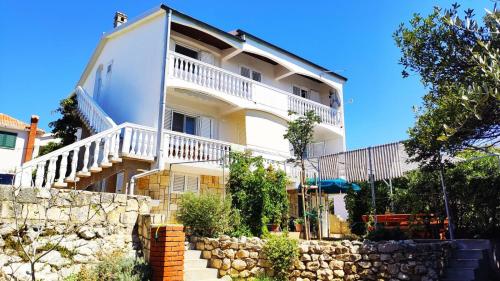 Villa Roseal — 4-Star Luxury Hotel in Povljana, Croatia