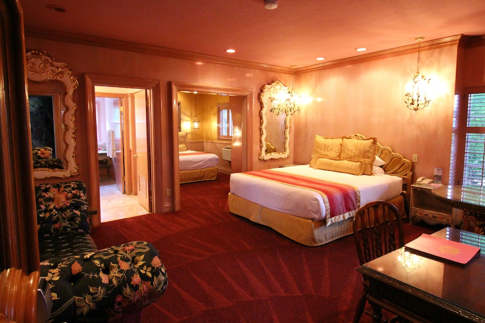 Madonna Inn - photo 40