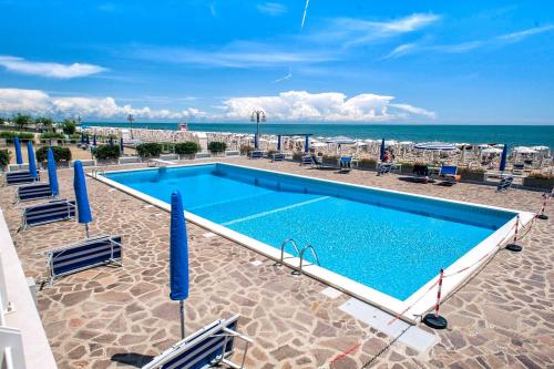 Sea view apartment with swimming pool — 4-Star Luxury Hotel in Lido Di Jesolo, Italy