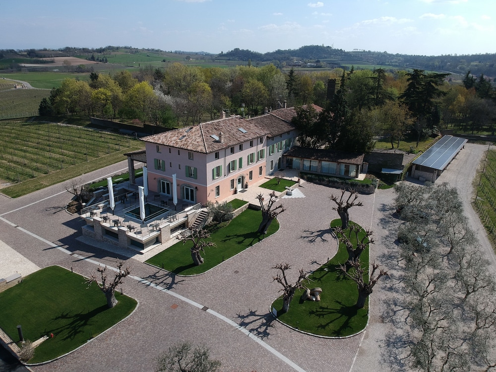 Relais Agriturismo Casina Ricchi — 4-Star Luxury Hotel in Cavriana, Italy