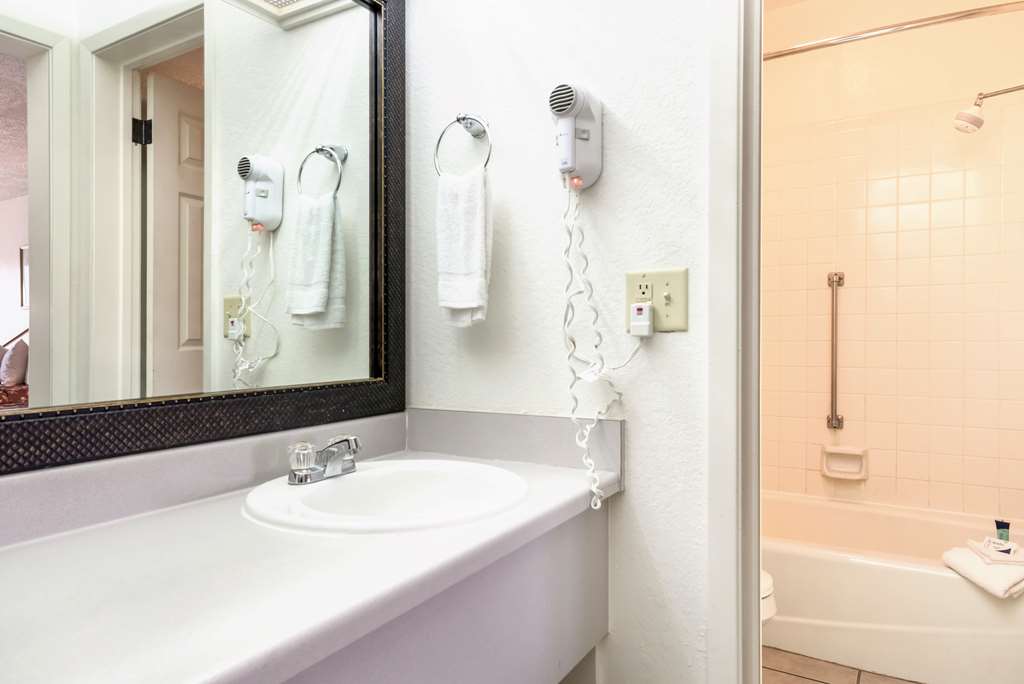 Americas Best Value Inn Paris - photo 18