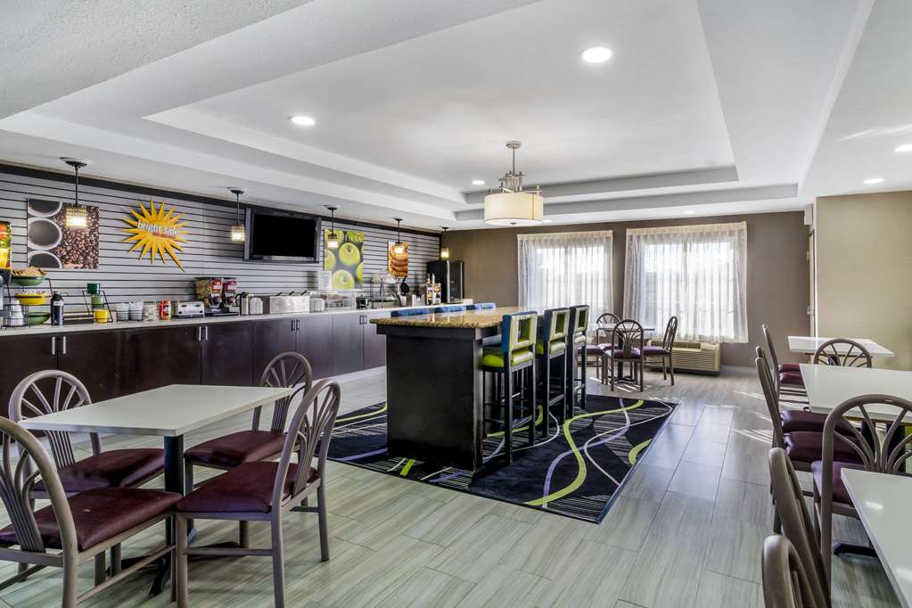 La Quinta Inn & Suites by Wyndham Canton MS - photo 36