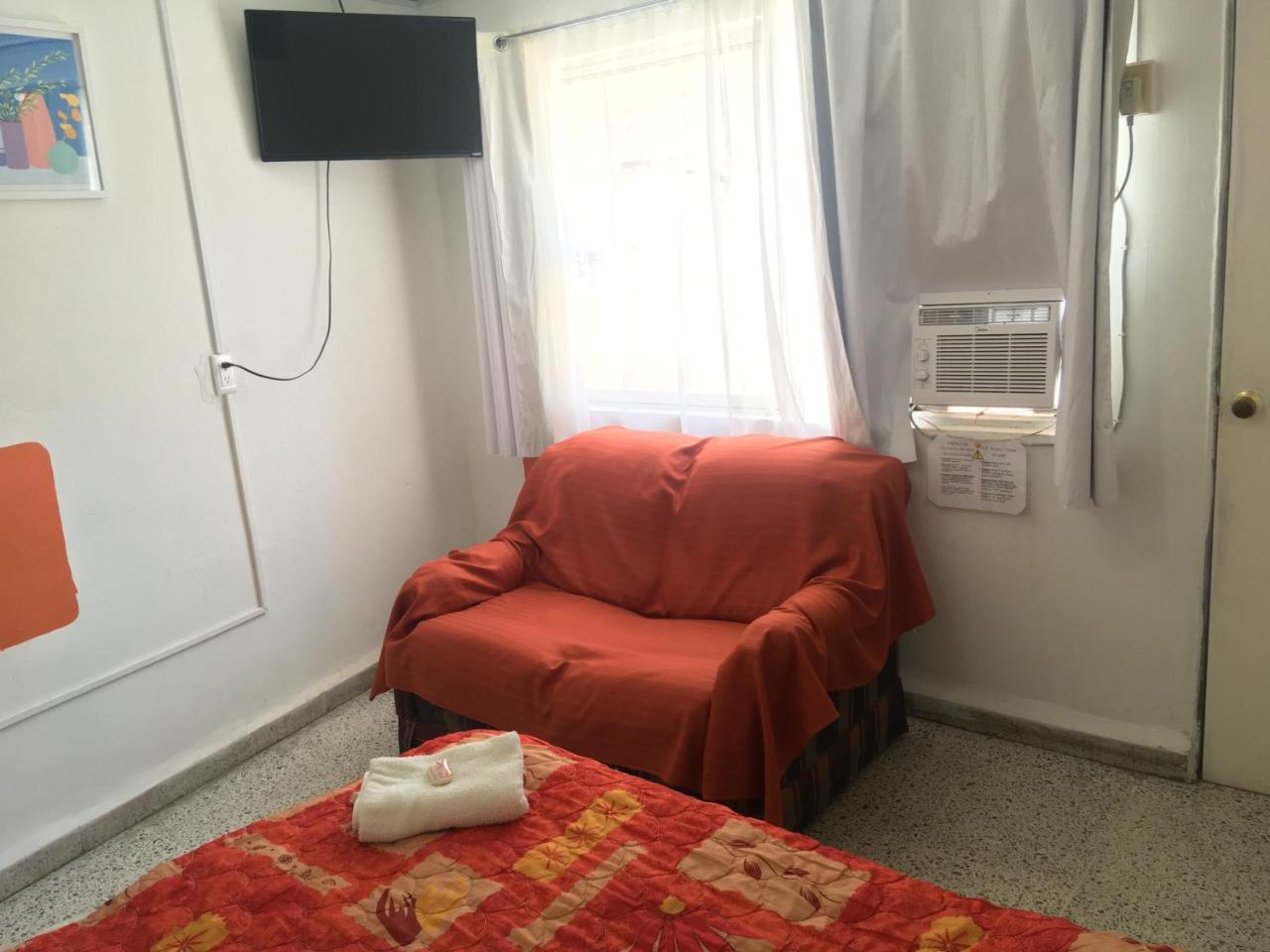 Habitacion con aire acondicionado y sofa en Departamento en el Centro Estacionamiento in Leon De Los Aldama, Mexico