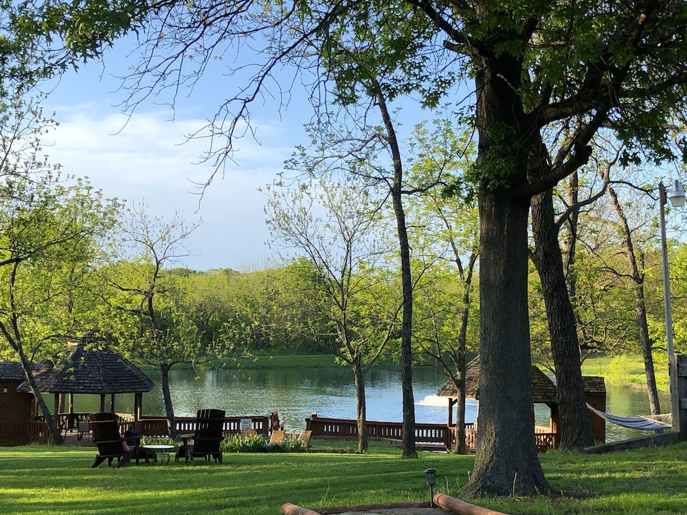 Walnut Waters Bed & Breakfast — 4-Star Luxury Hotel in Lone Jack, United States